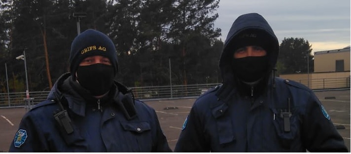 Divi vīrieši ar melnām sejas maskām